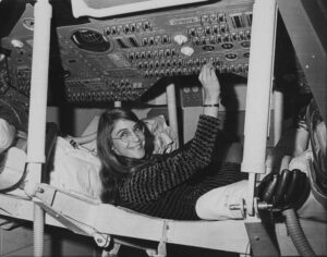 Per una foto promozionale scattata al MIT, Hamilton ha sorriso mentre azionava un interruttore in una riproduzione del modulo di comando dell'Apollo 12.